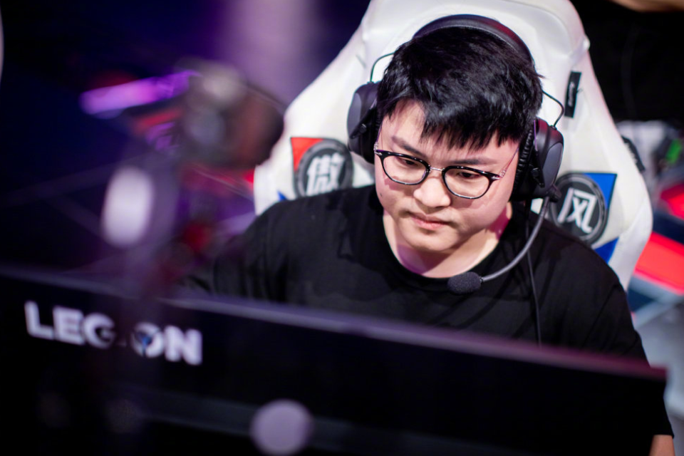 老鹰带队取胜！，Uzi重要时刻重返赛场观众掌声雷动